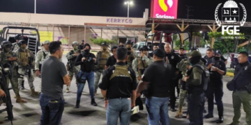 Detienen a dos presuntos narcomenudistas con paquetes de droga en un cateo en Cancún