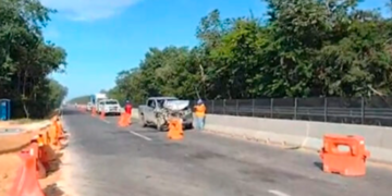 Camioneta choca contra autobús de transporte de personal del Tren Maya; hay dos lesionados