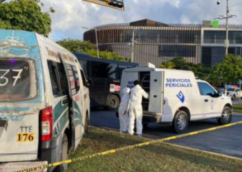 Fuerte accidente deja una persona fallecida tras el choque de una combi y un autobús en Cancún