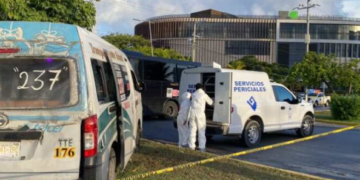 Fuerte accidente deja una persona fallecida tras el choque de una combi y un autobús en Cancún