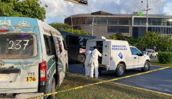 Fuerte accidente deja una persona fallecida tras el choque de una combi y un autobús en Cancún