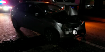 Conductor abandona su auto tras choca en el bulevar Playa del Carmen