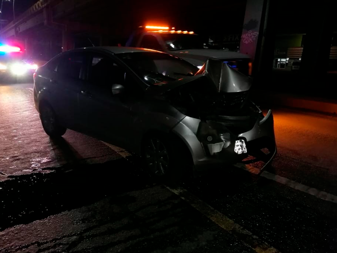 Conductor abandona su auto tras choca en el bulevar Playa del Carmen