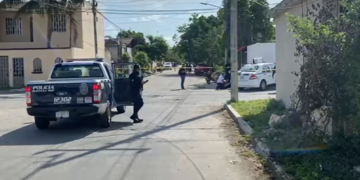 Taxista muere de un paro cardiaco y se impacta contra la barda de una casa en Cancún