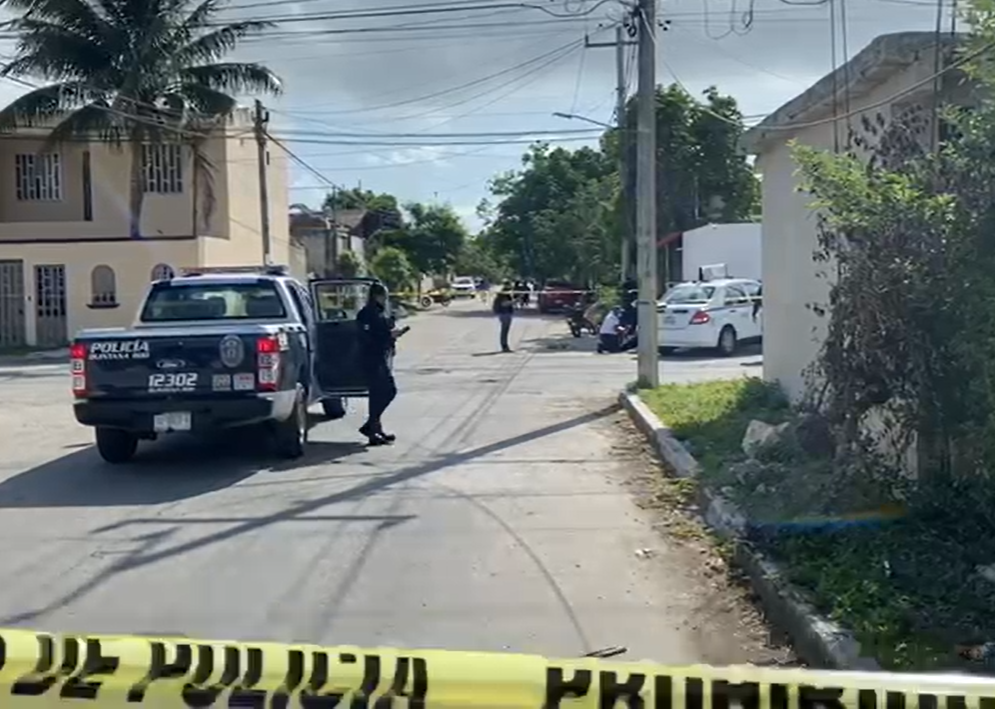 Taxista muere de un paro cardiaco y se impacta contra la barda de una casa en Cancún