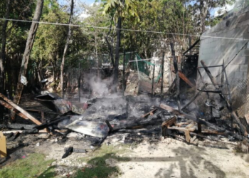 Cortocircuito provoca el incendio de una palaba en Tulum