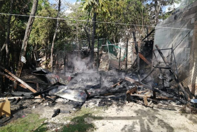 Cortocircuito provoca el incendio de una palaba en Tulum