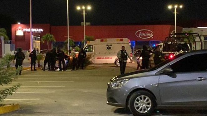 Ejecutan a un hombre en el estacionamiento de la Multiplaza en la Región 248 de Cancún