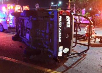 Taxi choca y vuelca una patrulla de la Policía Municipal en Cancún; hay dos lesionados