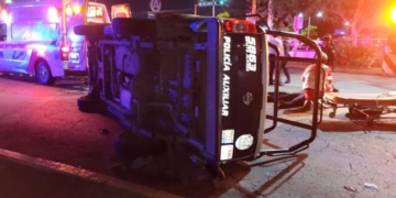 Taxi choca y vuelca una patrulla de la Policía Municipal en Cancún; hay dos lesionados