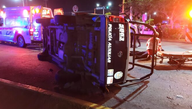 Taxi choca y vuelca una patrulla de la Policía Municipal en Cancún; hay dos lesionados