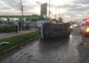 Camioneta vuelca tras ser chocada por un vehículo que se voló el semáforo en Chetumal