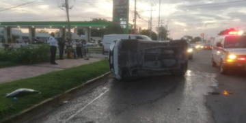 Camioneta vuelca tras ser chocada por un vehículo que se voló el semáforo en Chetumal