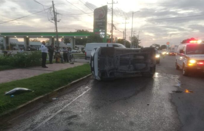 Camioneta vuelca tras ser chocada por un vehículo que se voló el semáforo en Chetumal