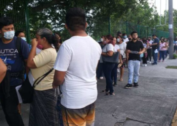Padres de familia hacen largas filas afuera de la SEQ con sede en Cancún en busca de un espacio para sus hijos