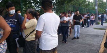 Padres de familia hacen largas filas afuera de la SEQ con sede en Cancún en busca de un espacio para sus hijos