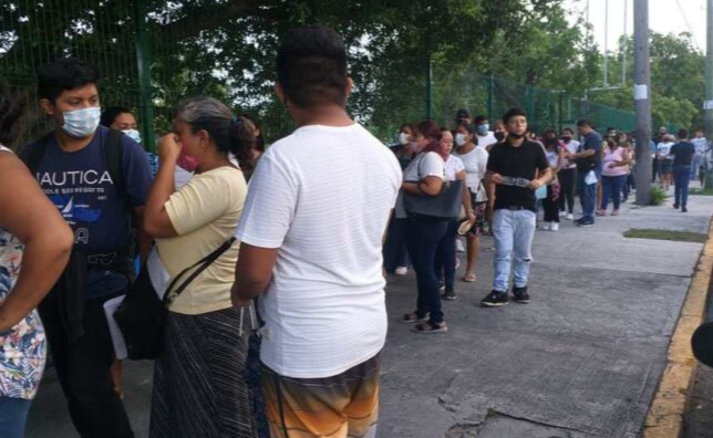 Padres de familia hacen largas filas afuera de la SEQ con sede en Cancún en busca de un espacio para sus hijos