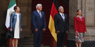 MEX4538. CIUDAD DE MÉXICO (MÉXICO), 20/09/2022.- El presidente de México, Andrés Manuel López Obrador (c-d), y su esposa Beatriz Gutiérrez Müller (d), junto al presidente de Alemania, Frank-Walter Steinmeier (c-i), y su esposa Elke Büdenbender (i), posan frente a las banderas de sus países durante una ceremonia de bienvenida, hoy, en el Palacio Nacional de la Ciudad de México (México). López Obrador recibió este martes a su homólogo alemán Steinmeier, para sostener reuniones con empresarios con el fin de fortalecer los lazos económicos entre ambos países. El jefe del Estado alemán realiza una visita del 19 de septiembre al 21 de septiembre a México, donde también tiene programada una sesión solemne en el Senado y recibir el título de huésped distinguido del Gobierno de Ciudad de México. EFE/José Méndez