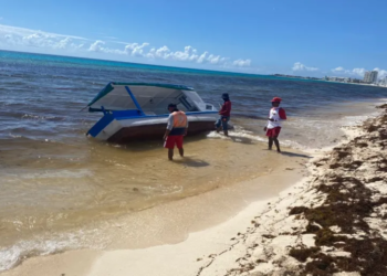 Hallan embarcación abandonada en Playa Delfines de Cancún; presuntamente trasportaba indocumentados
