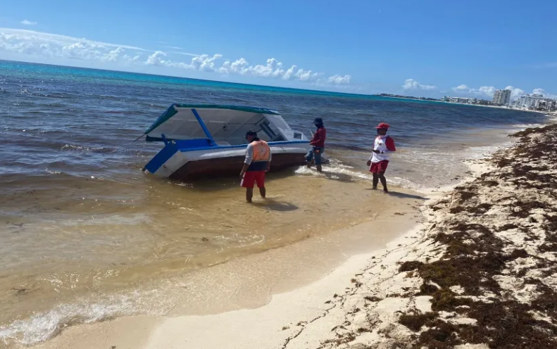 Hallan embarcación abandonada en Playa Delfines de Cancún; presuntamente trasportaba indocumentados