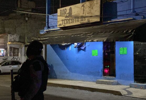 Detienen a dos personas en cateo a un bar en la Región 100 de Cancún