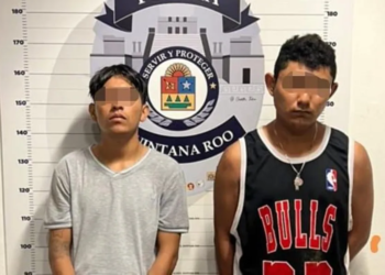 Detienen a dos sujetos armados que asaltaban disfrazados en Cancún