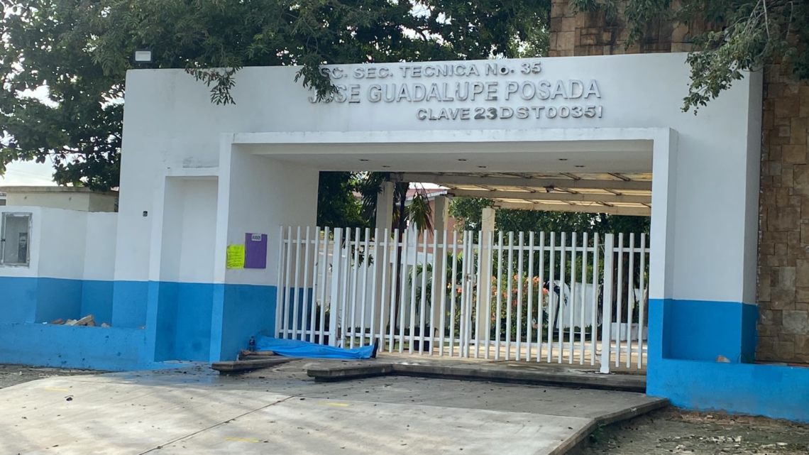 Encuentran un cuerpo sin vida en la entrada de una secundaria en Cancún