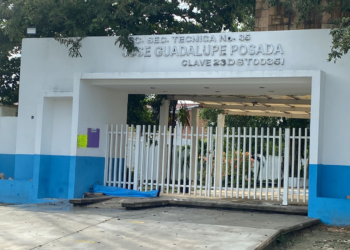 Encuentran un cuerpo sin vida en la entrada de una secundaria en Cancún