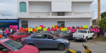Trabajadores del Hotel Park Royal de Cozumel se manifiestan ante la JCA en Chetumal; piden que sus contratos sean manejados por la CROC