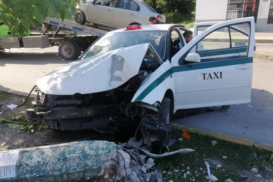 Fuerte choque entre un vehículo particular y un taxi deja dos lesionados en Cancún