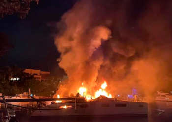 Incendian dos catamaranes en el muelle Norte en Playa del Carmen