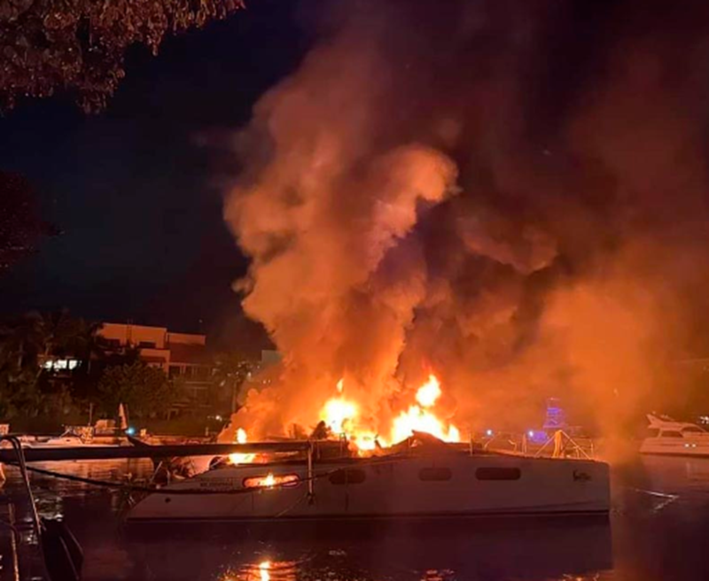 Incendian dos catamaranes en el muelle Norte en Playa del Carmen