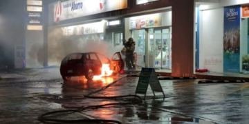 Se incendia auto en estacionamiento de la zona hotelera de Cancún