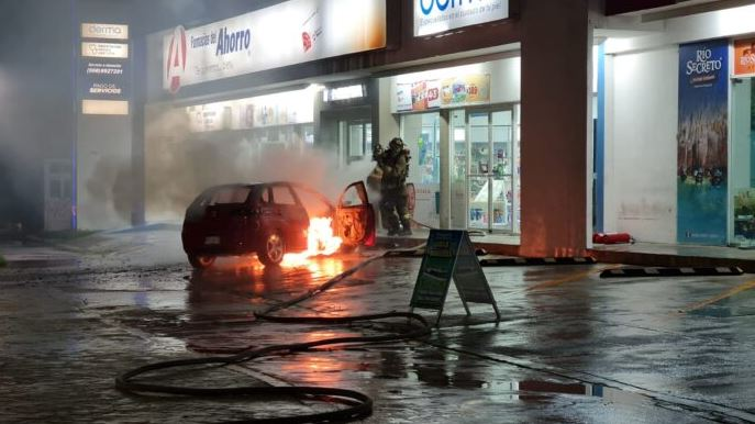 Se incendia auto en estacionamiento de la zona hotelera de Cancún