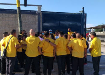 Trabajadores de Airport Cab se manifiestan para exigir el pago de sus comisiones en Cancún