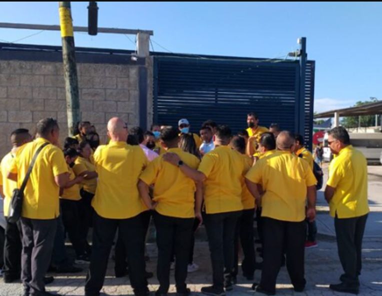 Trabajadores de Airport Cab se manifiestan para exigir el pago de sus comisiones en Cancún