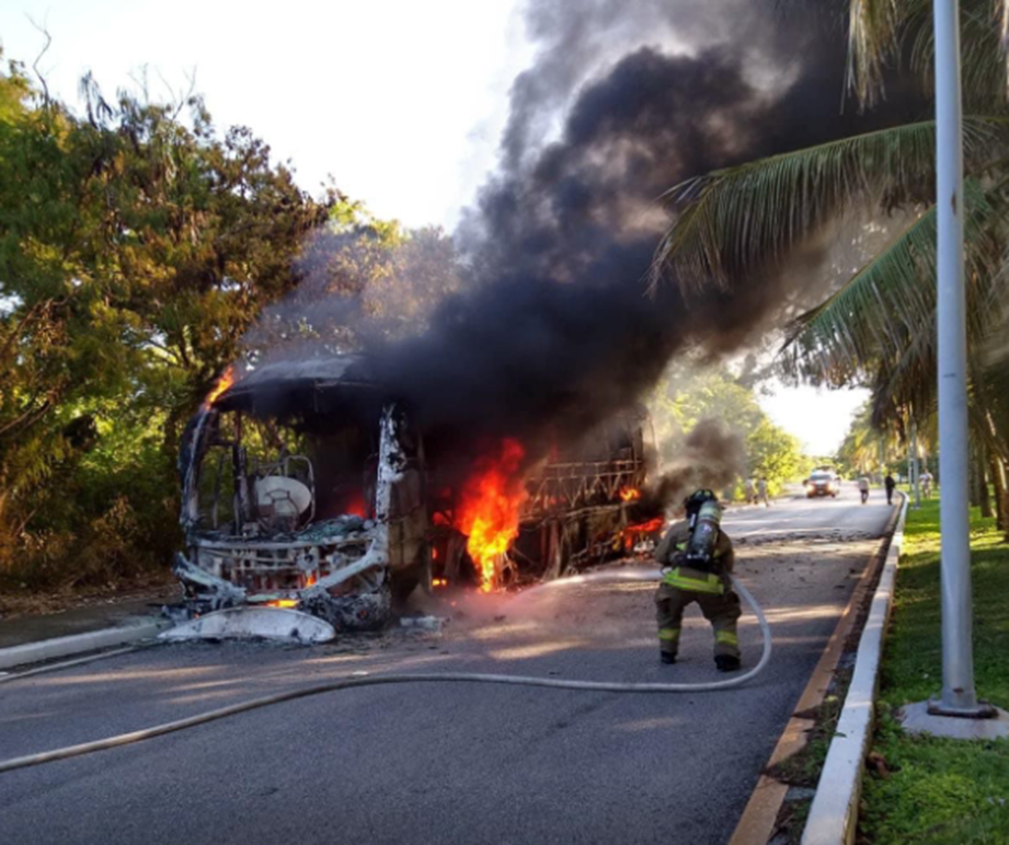 Autobús del Grupo Xcaret se incendia en la Zona Hotelera de Cancún