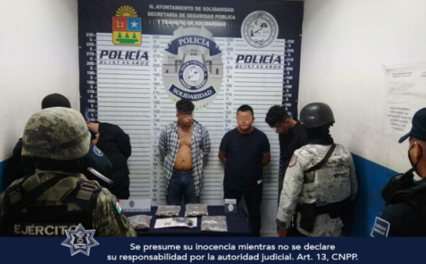 Detienen a cuatro personas en posesión de una pistola y varias dosis de droga en Playa del Carmen