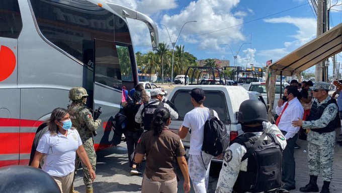 Migración detiene a dos camiones que transportaban a 62 indocumentados en Cancún