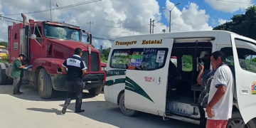 Tráiler choca contra una urvan de la TTE en la R-521 de Cancún; hay una lesionado