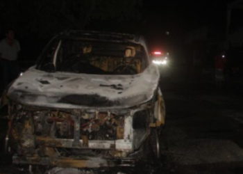 Sujetos incendian dos vehículos en la SM 58 de Cancún