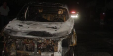 Sujetos incendian dos vehículos en la SM 58 de Cancún