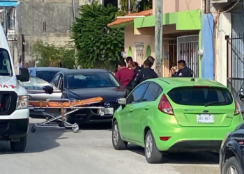 Sicarios ejecutan al líder de taxistas de Isla Mujeres en frente de su casa en Cancún