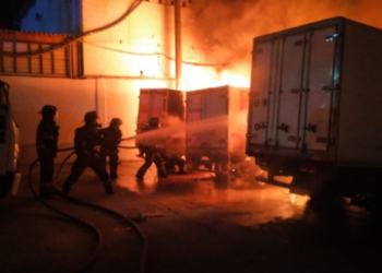 Cuatro camiones terminaron calcinados en incendio en Alfredo Bonfil de Cancún