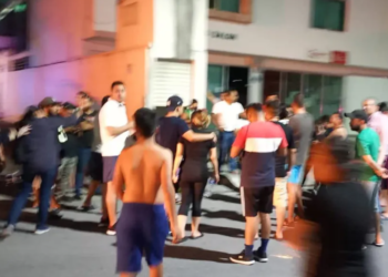 Bomberos rescatan a seis huéspedes de un hotel incendiado en Playa del Carmen