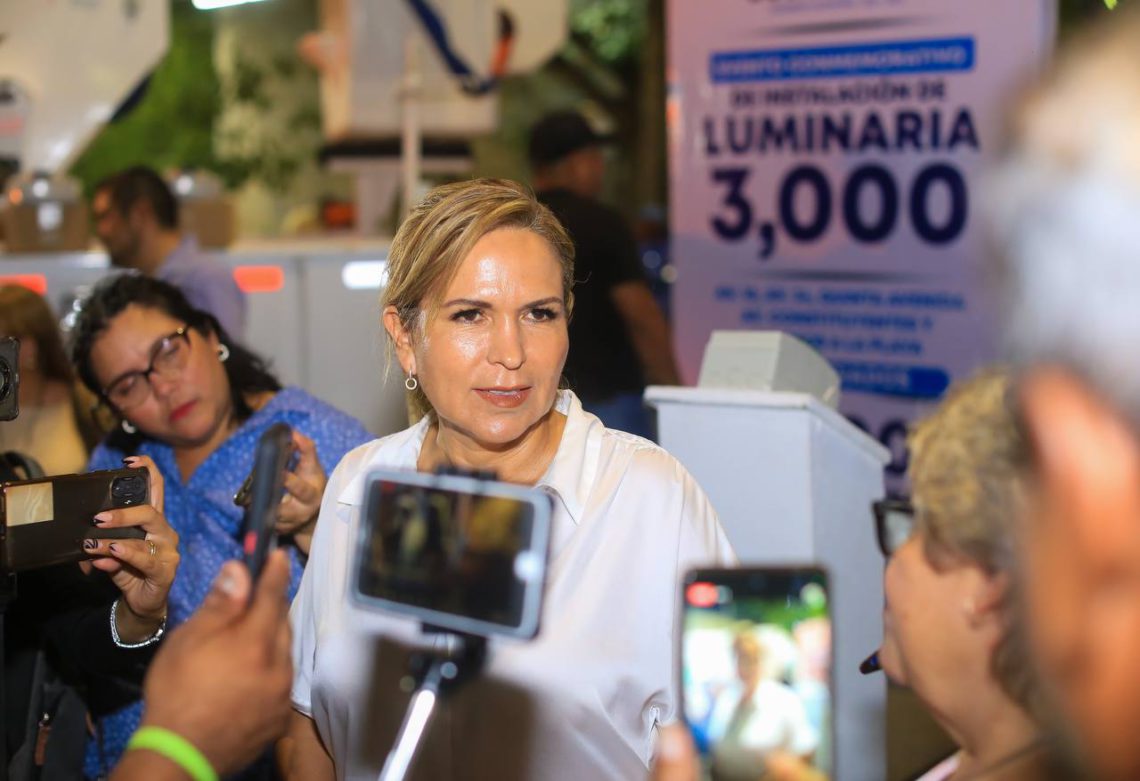 Lili Campos enciende la red de iluminación número 3 mil en la zona turística de Playa del Carmen