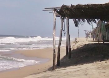 pescadores-captan-como-la-playa-sufre-grietas-por-sismo-en-mexico