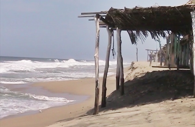 pescadores-captan-como-la-playa-sufre-grietas-por-sismo-en-mexico