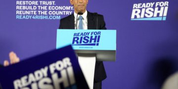 FOTO DE ARCHIVO: El exministro de Economía Rishi Sunak habla con los medios de comunicación en un acto de presentación de su campaña para ser el próximo líder conservador y primer ministro, en Londres, Reino Unido, el 12 de julio de 2022. REUTERS/Henry Nicholls