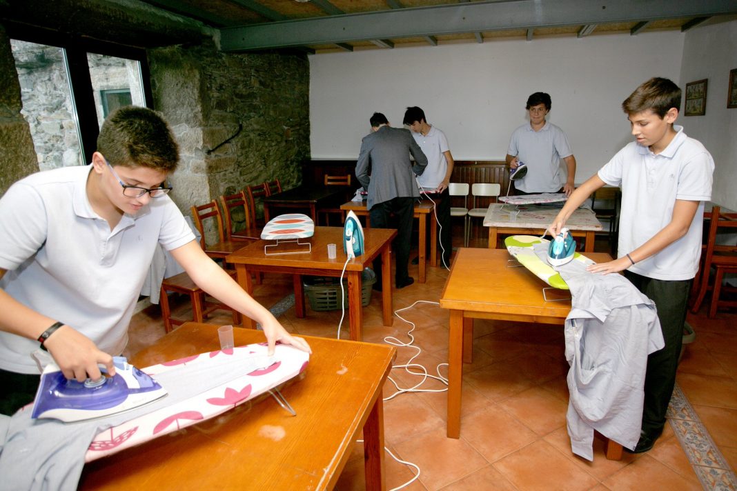 colegio-enseña-a-sus-alumnos-a-planchar-y-cocinar